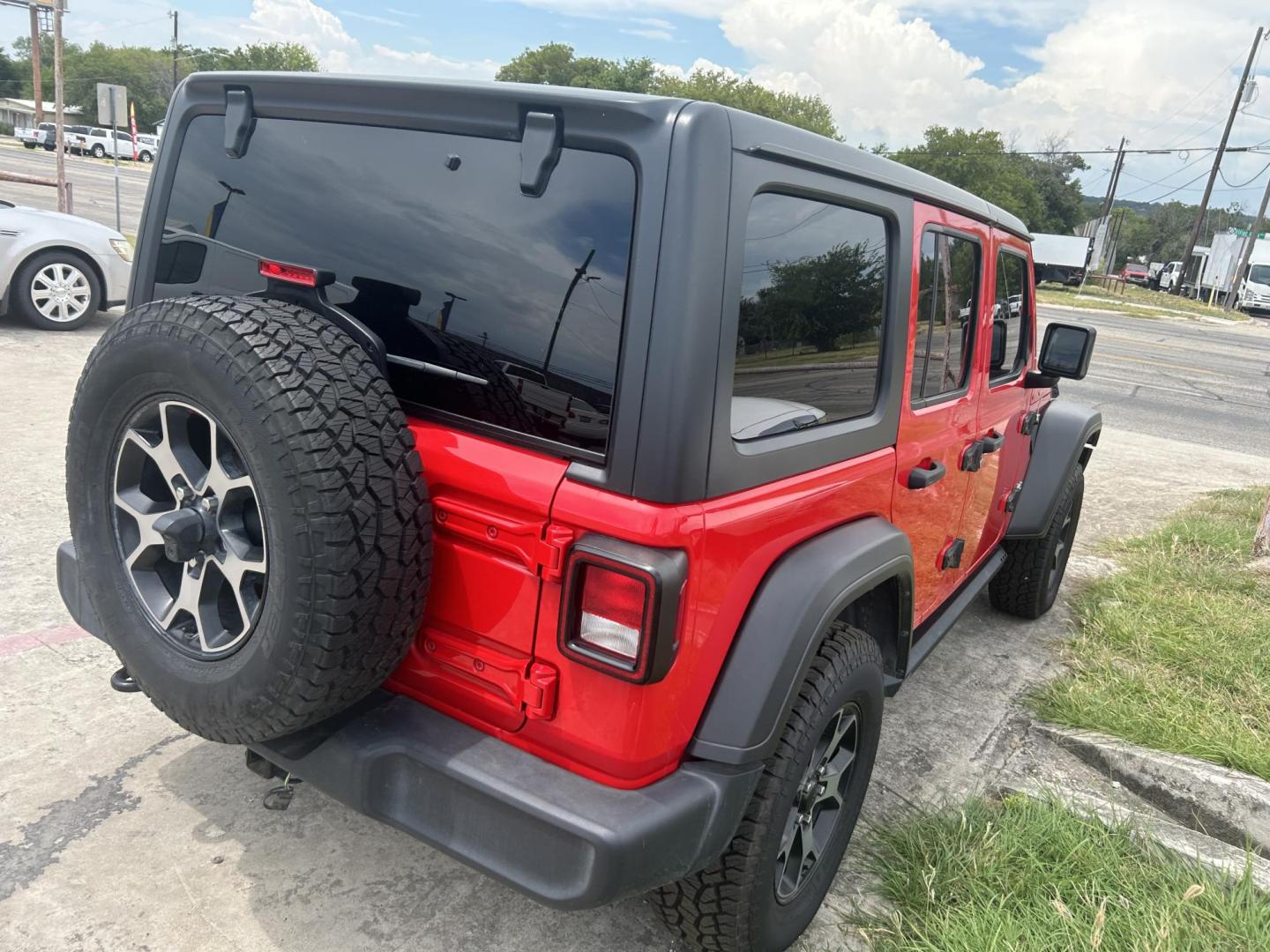 2019 Jeep Wrangler Unlimited Sport (1C4HJXDG5KW) with an 3.6L V6 DOHC 24V FFV engine, 6A transmission, located at 1687 Business 35 S, New Braunfels, TX, 78130, (830) 625-7159, 29.655487, -98.051491 - Photo#6