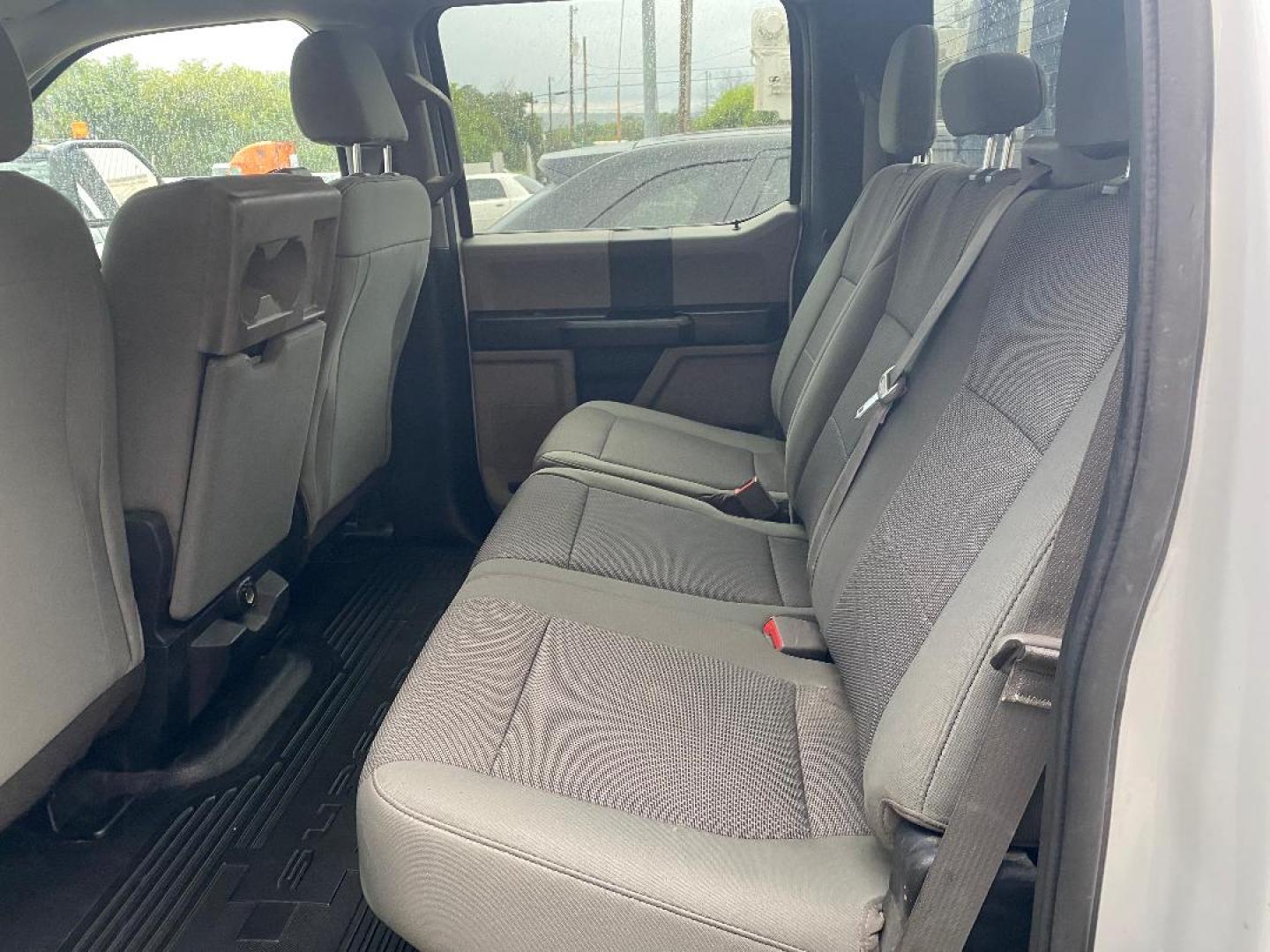 2018 White Ford F-550 Crew Cab DRW 4WD (1FD0W5HT2JE) with an 6.7L V8 OHV 16V DIESEL engine, located at 1687 Business 35 S, New Braunfels, TX, 78130, (830) 625-7159, 29.655487, -98.051491 - Photo#11