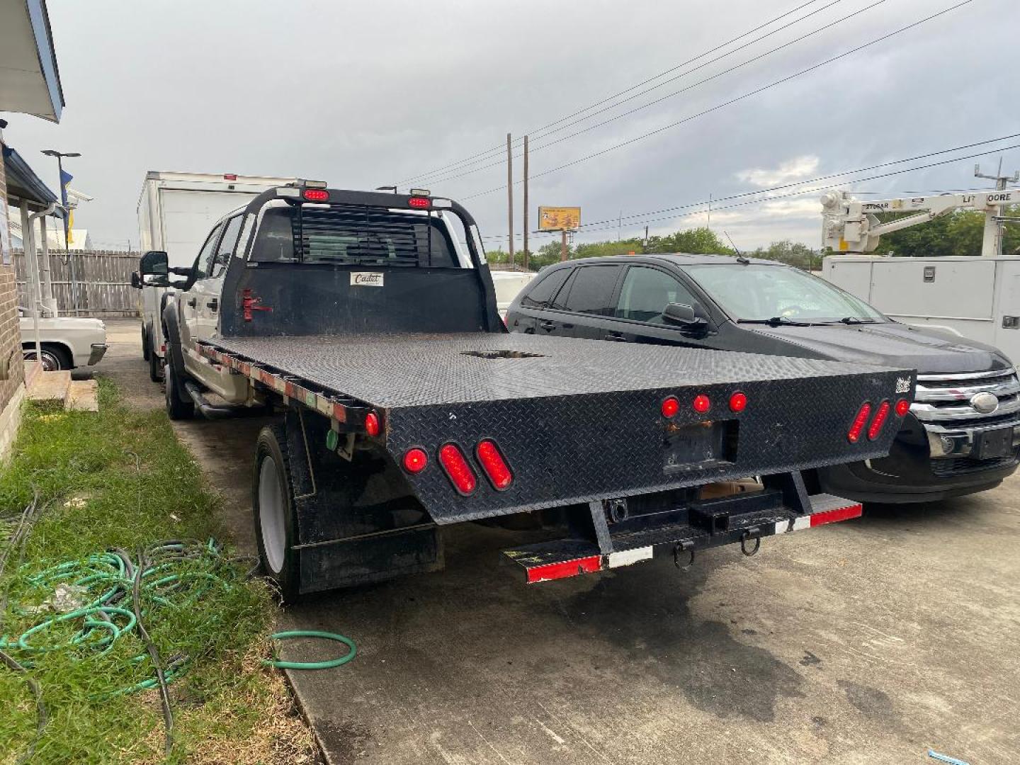 2018 White Ford F-550 Crew Cab DRW 4WD (1FD0W5HT2JE) with an 6.7L V8 OHV 16V DIESEL engine, located at 1687 Business 35 S, New Braunfels, TX, 78130, (830) 625-7159, 29.655487, -98.051491 - Photo#1