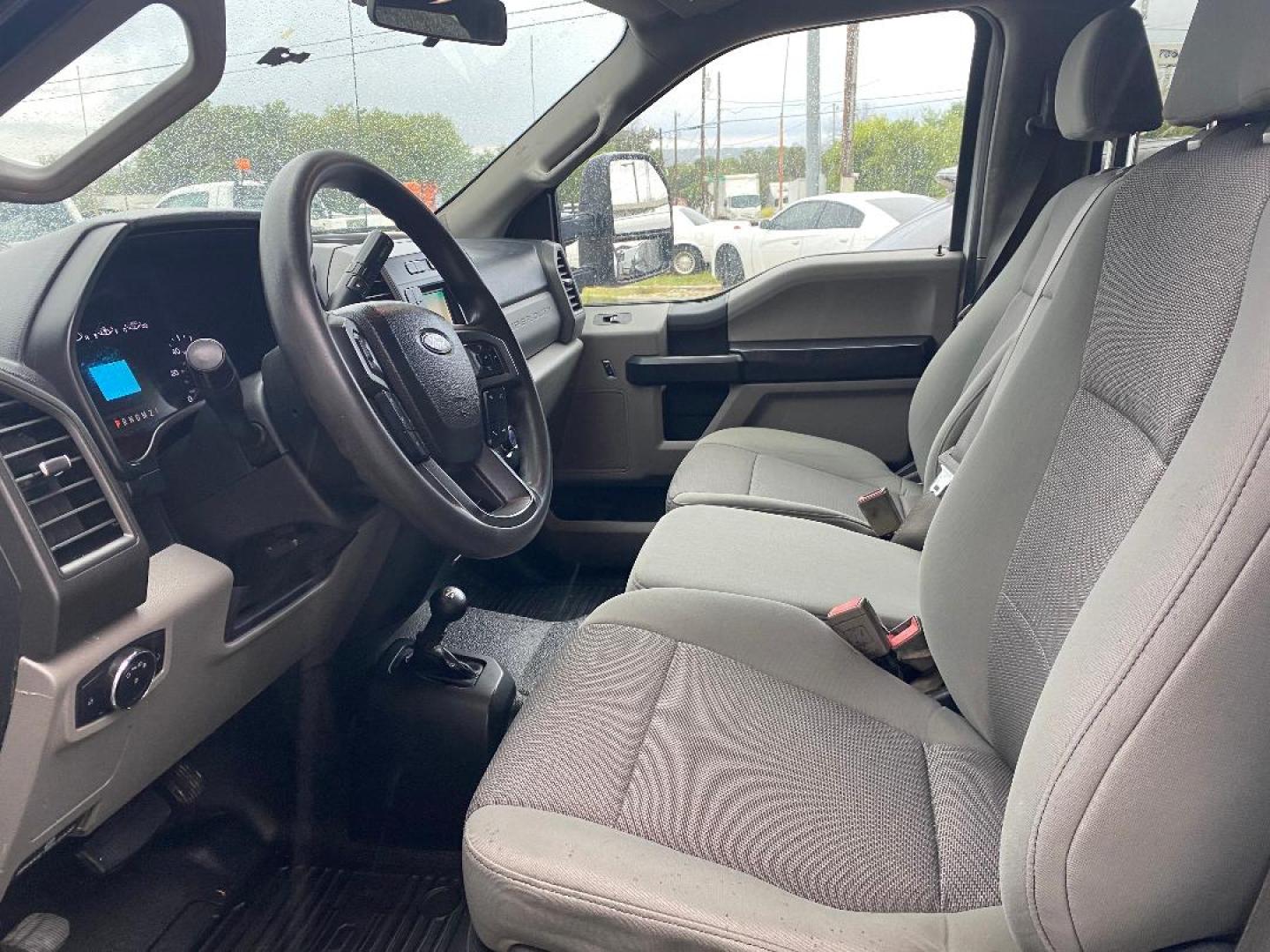 2018 White Ford F-550 Crew Cab DRW 4WD (1FD0W5HT2JE) with an 6.7L V8 OHV 16V DIESEL engine, located at 1687 Business 35 S, New Braunfels, TX, 78130, (830) 625-7159, 29.655487, -98.051491 - Photo#4