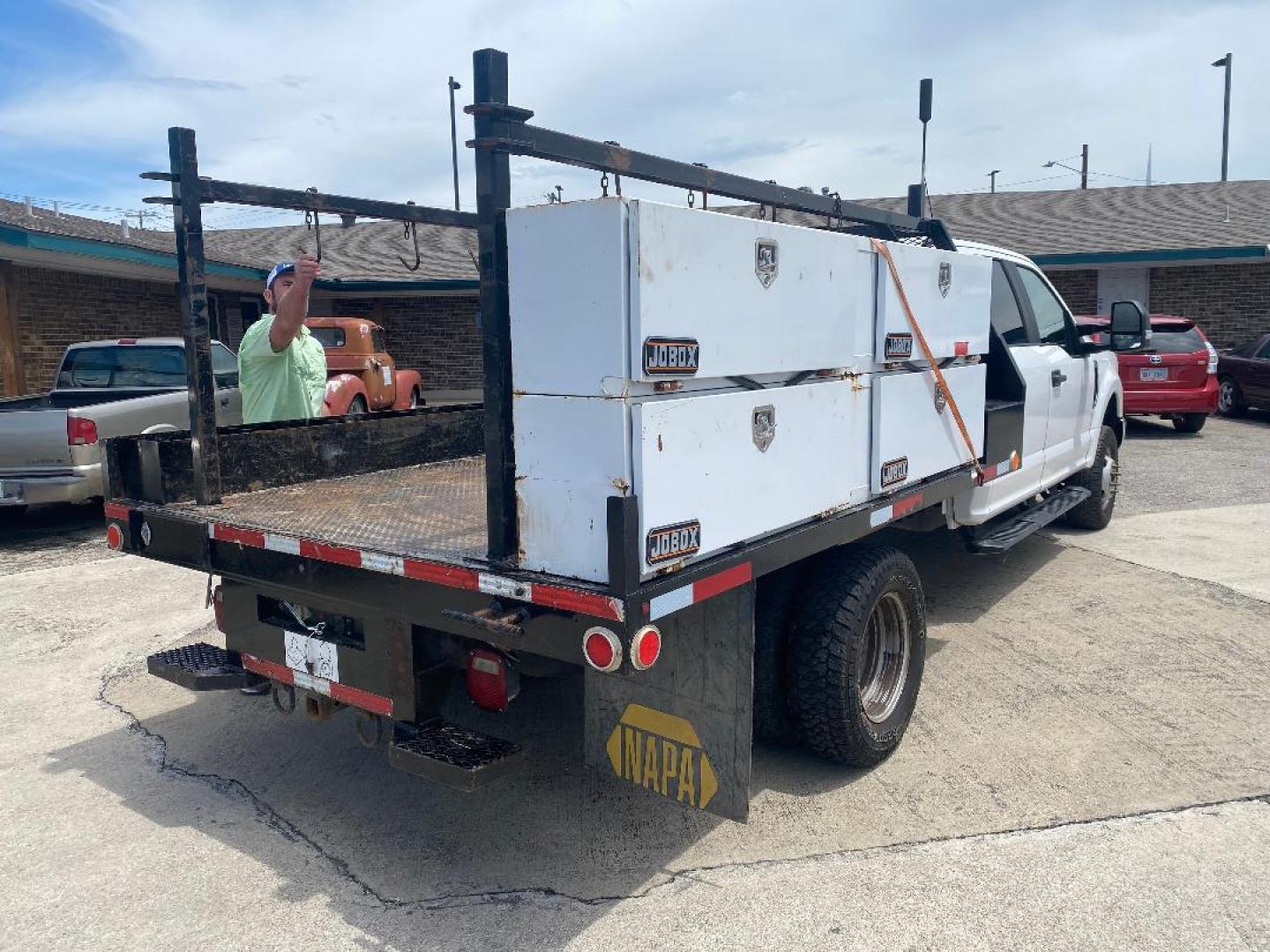 2019 White Ford F-350 SD XL Crew Cab Flat Bed DRW 4WD (1FD8W3H60KE) with an 6.2L V8 OHV 16V engine, 6A transmission, located at 1687 Business 35 S, New Braunfels, TX, 78130, (830) 625-7159, 29.655487, -98.051491 - Photo#1