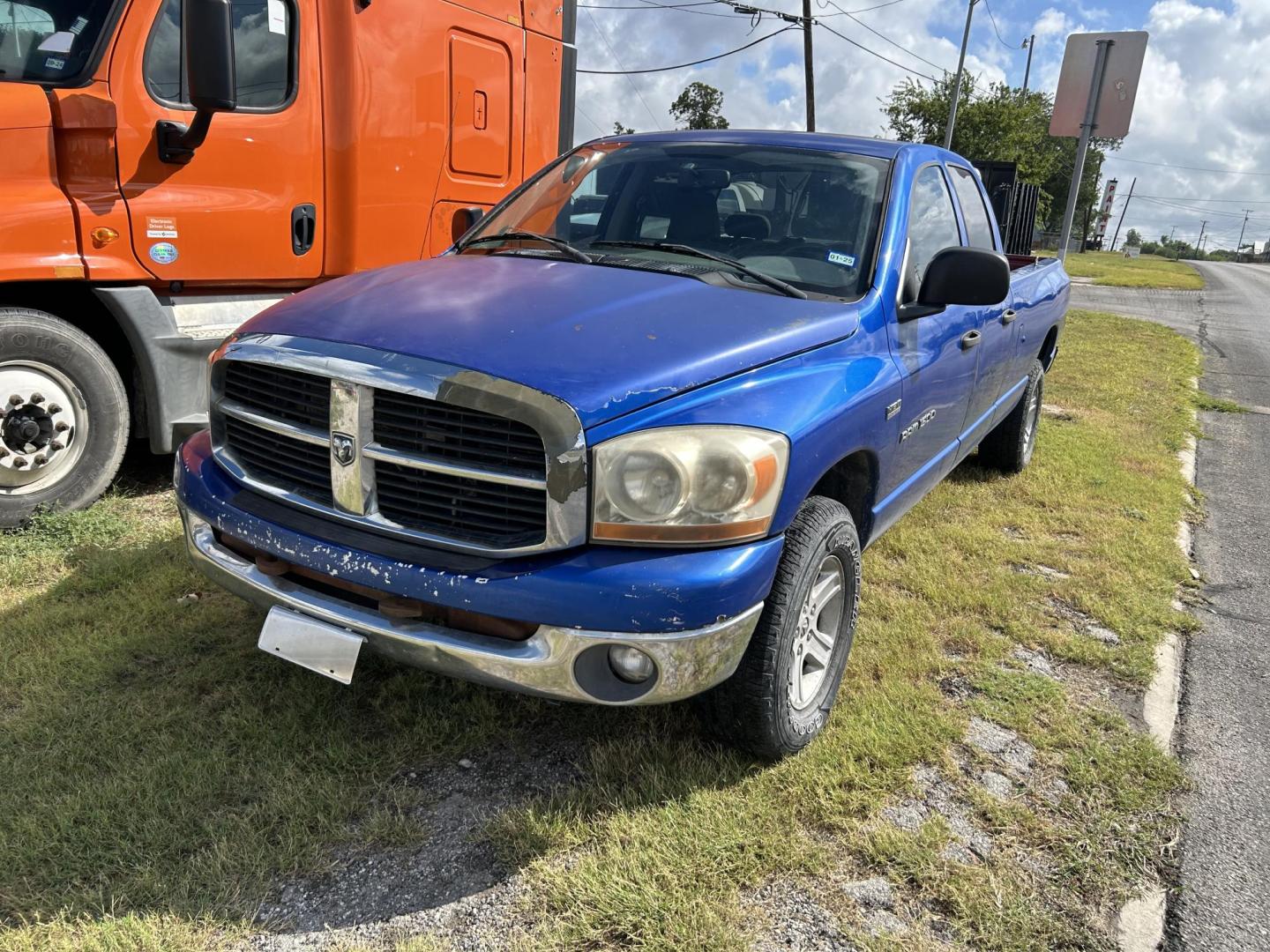 2007 Blue Dodge Ram 1500 Laramie Quad Cab 4WD (1D7HU182X7J) with an 5.7L V8 OHV 16V engine, 5-Speed Automatic Overdrive transmission, located at 1687 Business 35 S, New Braunfels, TX, 78130, (830) 625-7159, 29.655487, -98.051491 - Photo#0