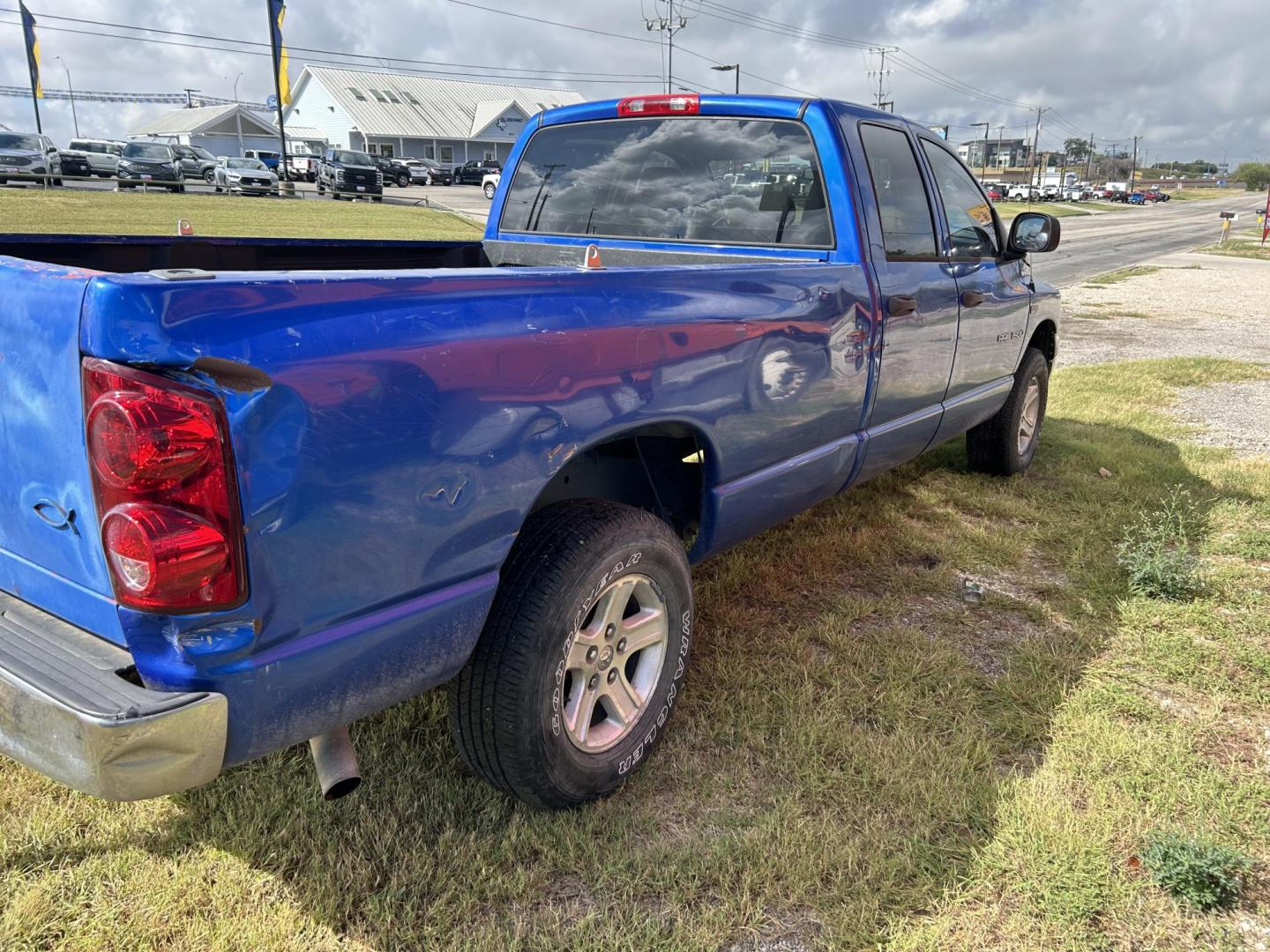 2007 Blue Dodge Ram 1500 Laramie Quad Cab 4WD (1D7HU182X7J) with an 5.7L V8 OHV 16V engine, 5-Speed Automatic Overdrive transmission, located at 1687 Business 35 S, New Braunfels, TX, 78130, (830) 625-7159, 29.655487, -98.051491 - Photo#8