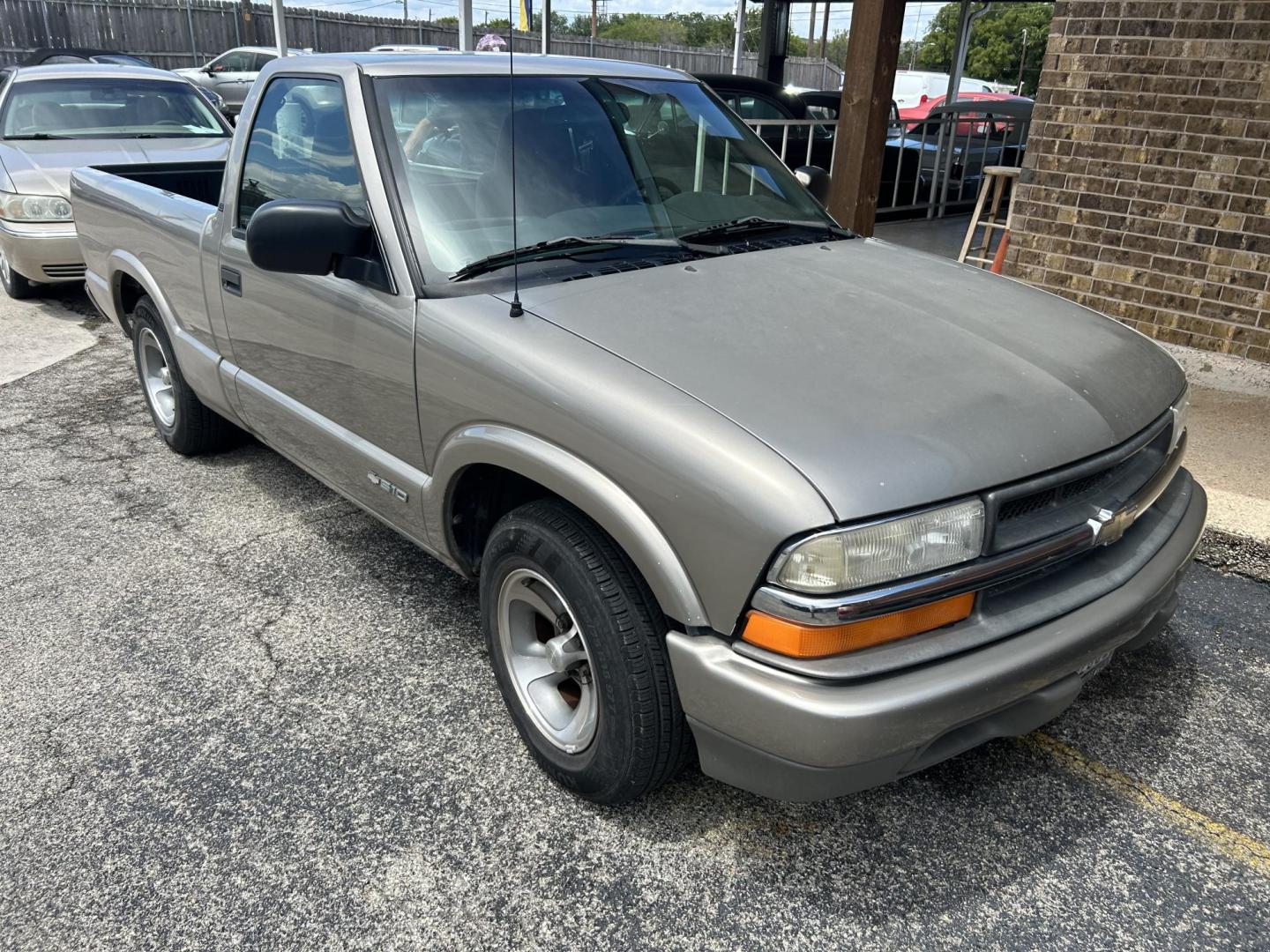 2000 Chevrolet S10 Pickup Long Bed 2WD (1GCCS1447YK) with an 2.2L L4 OHV 8V engine, Manual transmission, located at 1687 Business 35 S, New Braunfels, TX, 78130, (830) 625-7159, 29.655487, -98.051491 - Photo#3