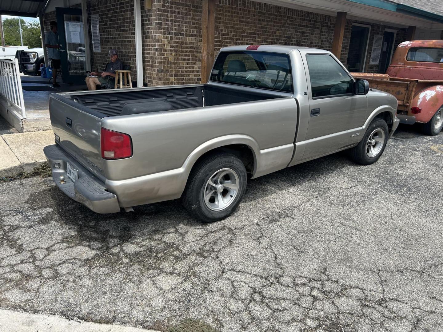 2000 Chevrolet S10 Pickup Long Bed 2WD (1GCCS1447YK) with an 2.2L L4 OHV 8V engine, Manual transmission, located at 1687 Business 35 S, New Braunfels, TX, 78130, (830) 625-7159, 29.655487, -98.051491 - Photo#2