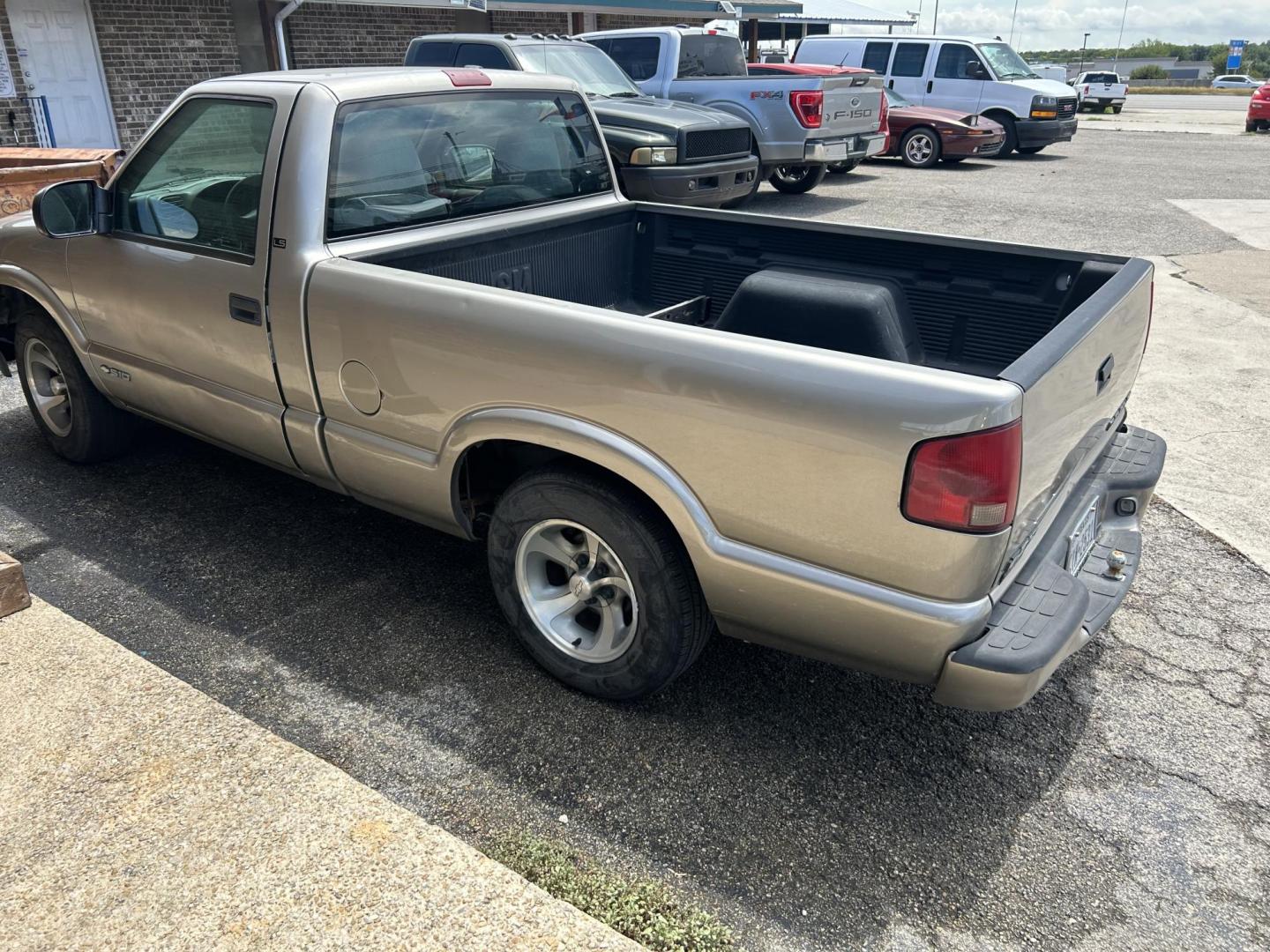 2000 Chevrolet S10 Pickup Long Bed 2WD (1GCCS1447YK) with an 2.2L L4 OHV 8V engine, Manual transmission, located at 1687 Business 35 S, New Braunfels, TX, 78130, (830) 625-7159, 29.655487, -98.051491 - Photo#1