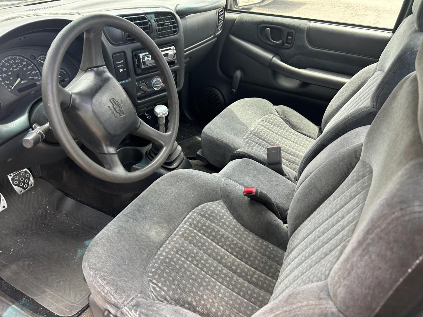 2000 Chevrolet S10 Pickup Long Bed 2WD (1GCCS1447YK) with an 2.2L L4 OHV 8V engine, Manual transmission, located at 1687 Business 35 S, New Braunfels, TX, 78130, (830) 625-7159, 29.655487, -98.051491 - Photo#5