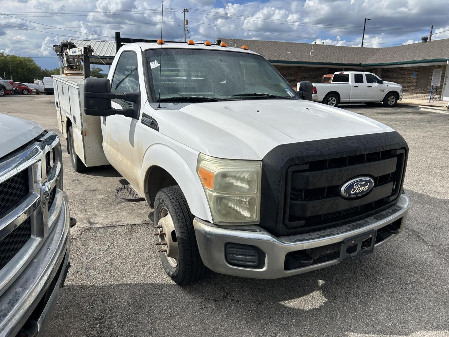 2011 White Ford F-350 SD XL DRW 2WD (1FDRF3G61BE) with an 6.2L V8 OHV 16V engine, 6-Speed Automatic transmission, located at 1687 Business 35 S, New Braunfels, TX, 78130, (830) 625-7159, 29.655487, -98.051491 - Photo#4