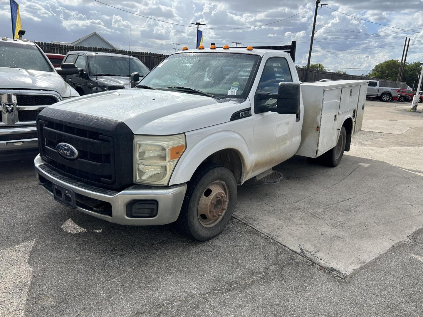 2011 White Ford F-350 SD XL DRW 2WD (1FDRF3G61BE) with an 6.2L V8 OHV 16V engine, 6-Speed Automatic transmission, located at 1687 Business 35 S, New Braunfels, TX, 78130, (830) 625-7159, 29.655487, -98.051491 - Photo#0