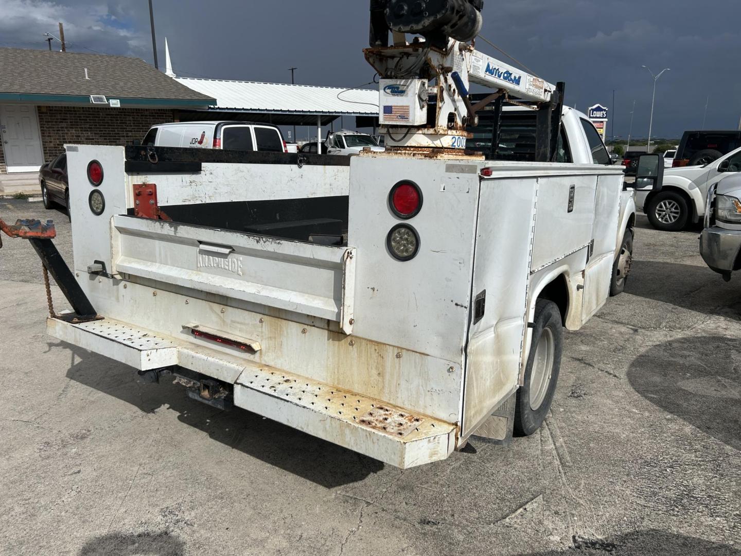 2011 White Ford F-350 SD XL DRW 2WD (1FDRF3G61BE) with an 6.2L V8 OHV 16V engine, 6-Speed Automatic transmission, located at 1687 Business 35 S, New Braunfels, TX, 78130, (830) 625-7159, 29.655487, -98.051491 - Photo#3