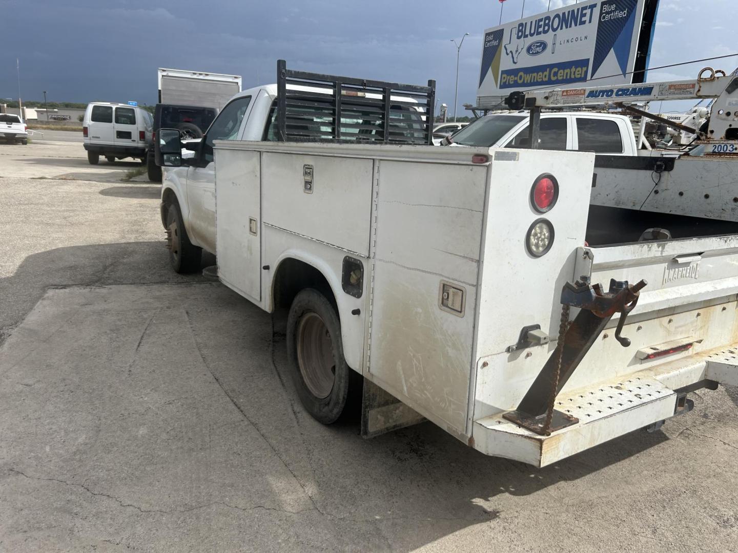 2011 White Ford F-350 SD XL DRW 2WD (1FDRF3G61BE) with an 6.2L V8 OHV 16V engine, 6-Speed Automatic transmission, located at 1687 Business 35 S, New Braunfels, TX, 78130, (830) 625-7159, 29.655487, -98.051491 - Photo#1