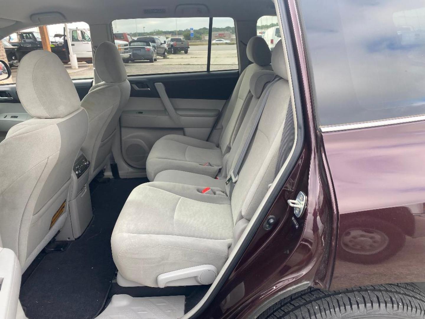 2012 Maroon /Tan Toyota Highlander Base 4WD (5TDBK3EH9CS) with an 3.5L V6 DOHC 24V engine, 5-Speed Automatic transmission, located at 1687 Business 35 S, New Braunfels, TX, 78130, (830) 625-7159, 29.655487, -98.051491 - Photo#7