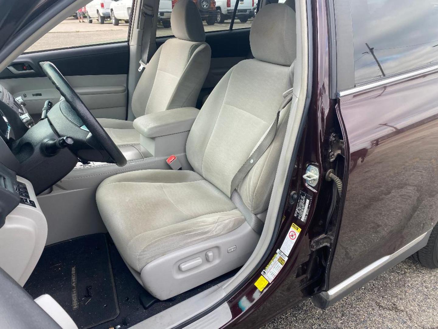 2012 Maroon /Tan Toyota Highlander Base 4WD (5TDBK3EH9CS) with an 3.5L V6 DOHC 24V engine, 5-Speed Automatic transmission, located at 1687 Business 35 S, New Braunfels, TX, 78130, (830) 625-7159, 29.655487, -98.051491 - Photo#4