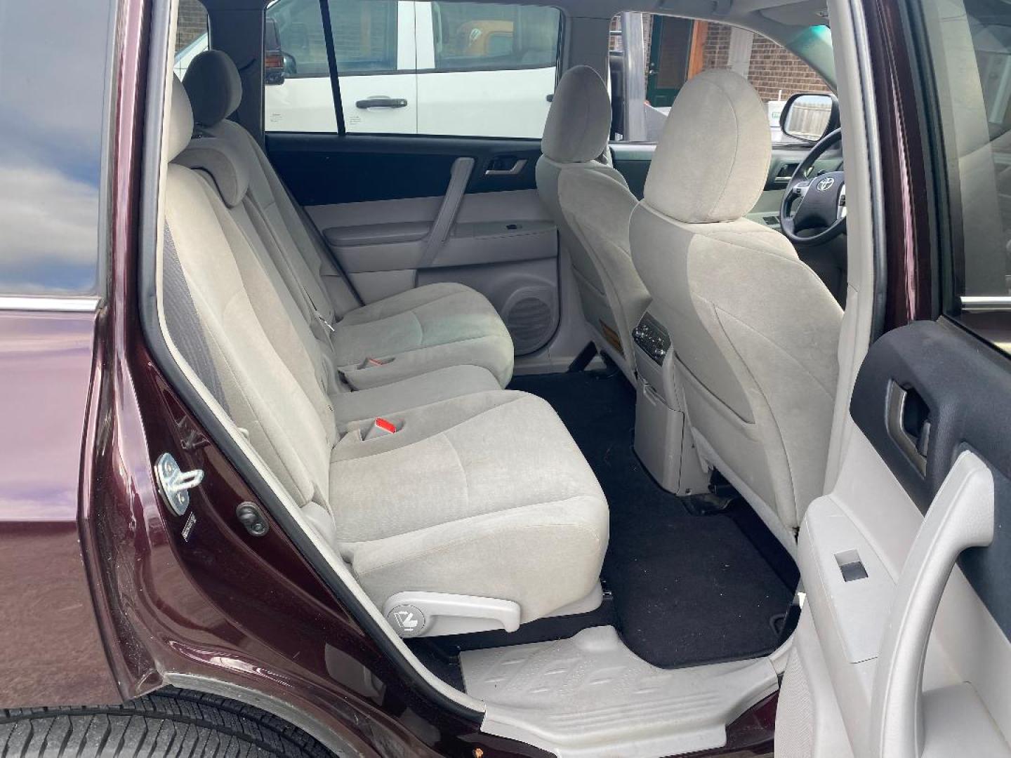 2012 Maroon /Tan Toyota Highlander Base 4WD (5TDBK3EH9CS) with an 3.5L V6 DOHC 24V engine, 5-Speed Automatic transmission, located at 1687 Business 35 S, New Braunfels, TX, 78130, (830) 625-7159, 29.655487, -98.051491 - Photo#8