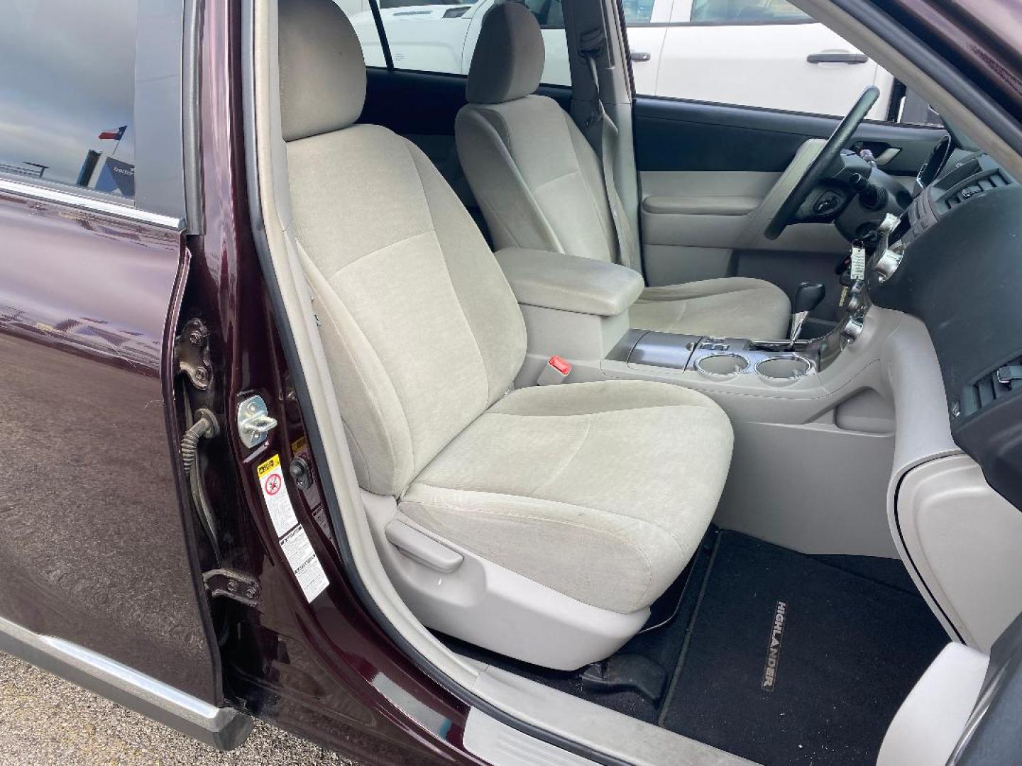 2012 Maroon /Tan Toyota Highlander Base 4WD (5TDBK3EH9CS) with an 3.5L V6 DOHC 24V engine, 5-Speed Automatic transmission, located at 1687 Business 35 S, New Braunfels, TX, 78130, (830) 625-7159, 29.655487, -98.051491 - Photo#5