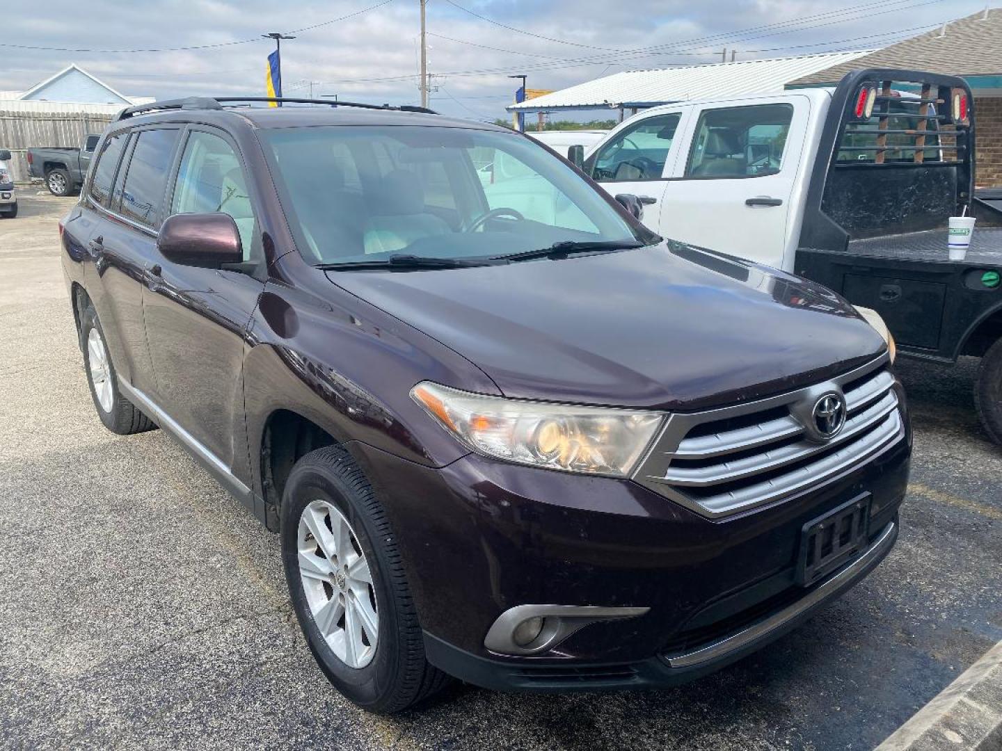 2012 Maroon /Tan Toyota Highlander Base 4WD (5TDBK3EH9CS) with an 3.5L V6 DOHC 24V engine, 5-Speed Automatic transmission, located at 1687 Business 35 S, New Braunfels, TX, 78130, (830) 625-7159, 29.655487, -98.051491 - Photo#3