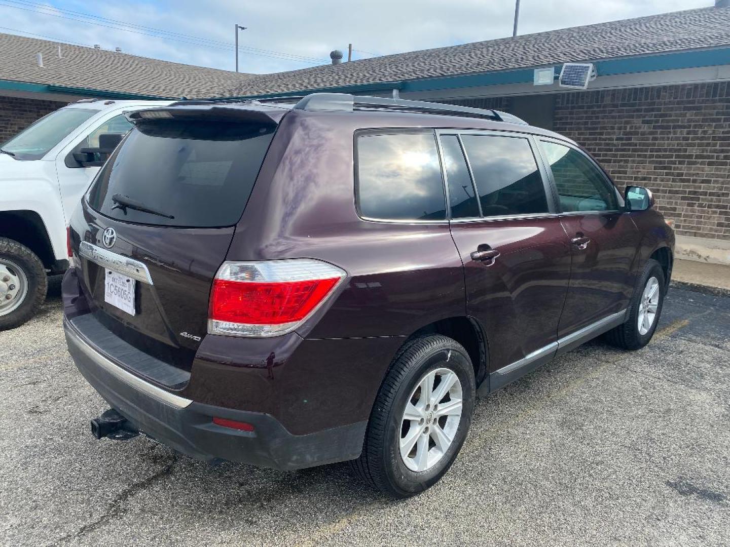 2012 Maroon /Tan Toyota Highlander Base 4WD (5TDBK3EH9CS) with an 3.5L V6 DOHC 24V engine, 5-Speed Automatic transmission, located at 1687 Business 35 S, New Braunfels, TX, 78130, (830) 625-7159, 29.655487, -98.051491 - Photo#2