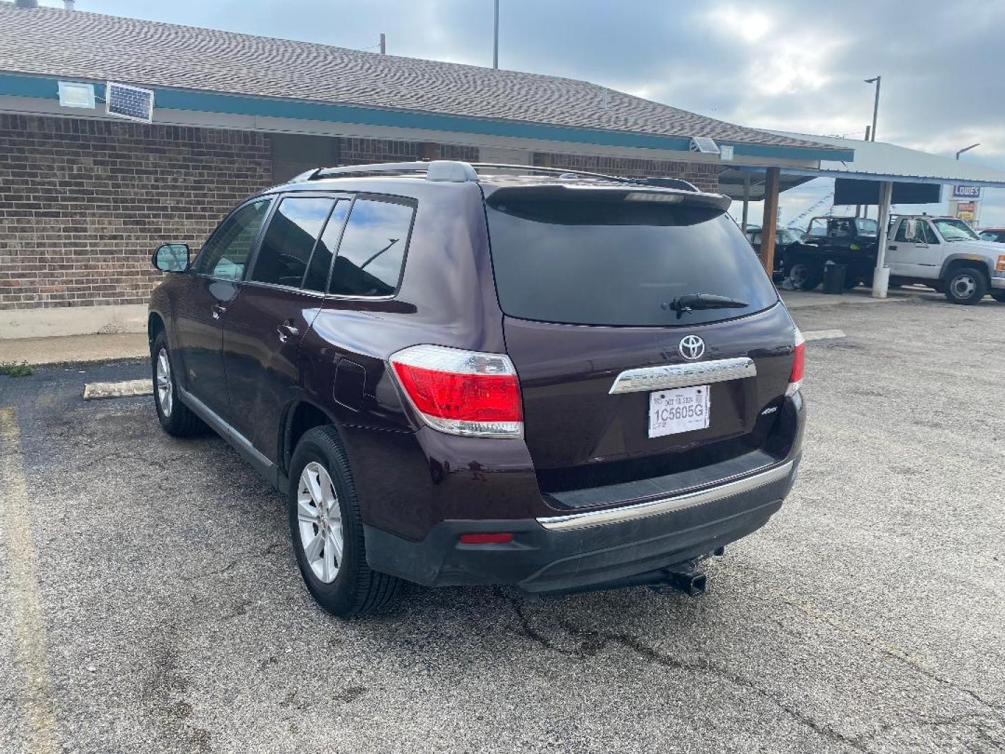 2012 Maroon /Tan Toyota Highlander Base 4WD (5TDBK3EH9CS) with an 3.5L V6 DOHC 24V engine, 5-Speed Automatic transmission, located at 1687 Business 35 S, New Braunfels, TX, 78130, (830) 625-7159, 29.655487, -98.051491 - Photo#1