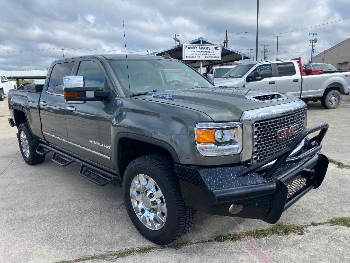 2017 Grey GMC Sierra 2500HD Denali Crew Cab 4WD (1GT12UEY3HF) with an 6.6L V8 OHV 16 DIESEL engine, 6A transmission, located at 1687 Business 35 S, New Braunfels, TX, 78130, (830) 625-7159, 29.655487, -98.051491 - Photo#5