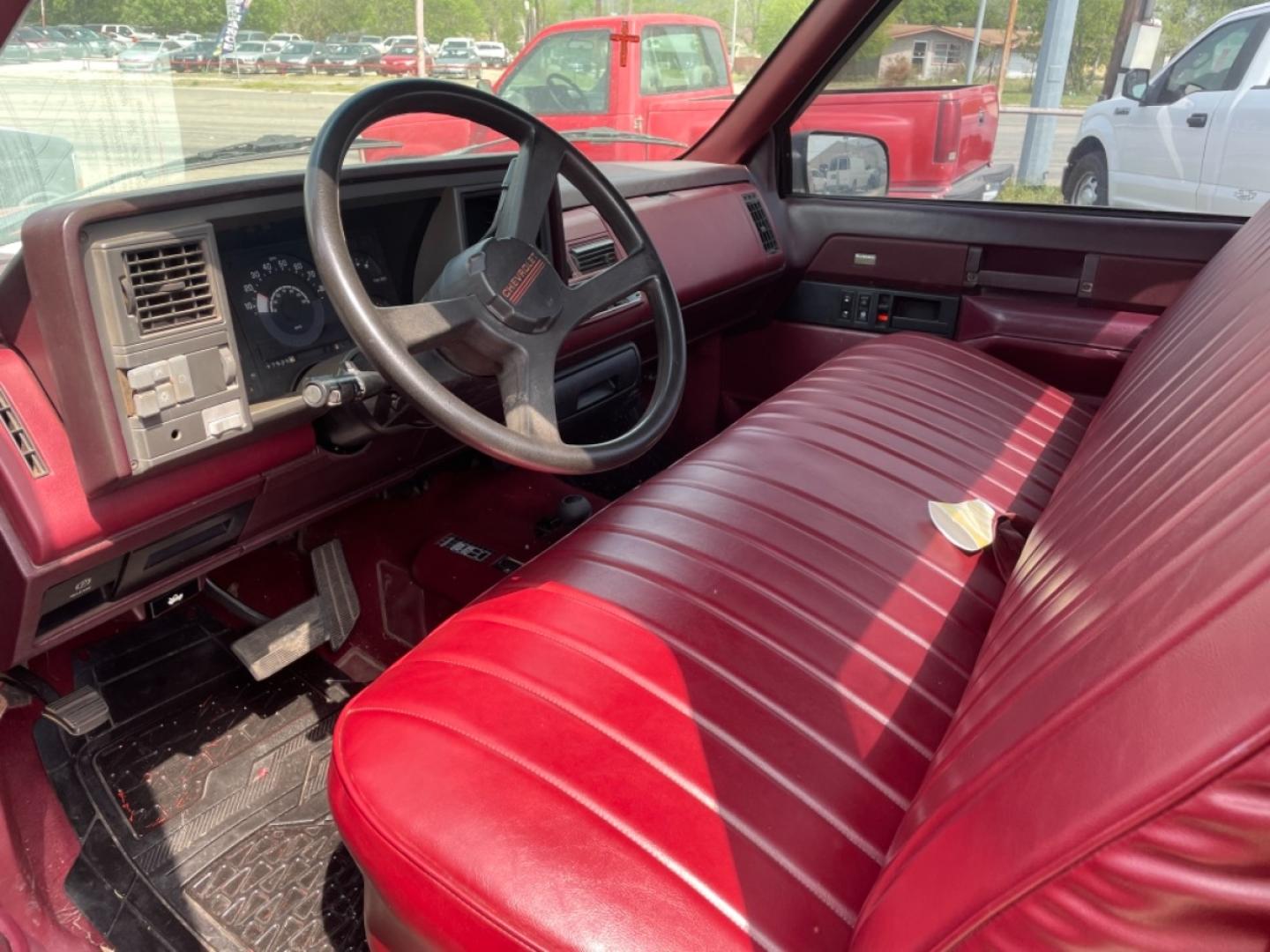 1989 Chevrolet C/K 1500 (1GCDK14K9KZ) with an 5.7L engine, Auto transmission, located at 1687 Business 35 S, New Braunfels, TX, 78130, (830) 625-7159, 29.655487, -98.051491 - Photo#3