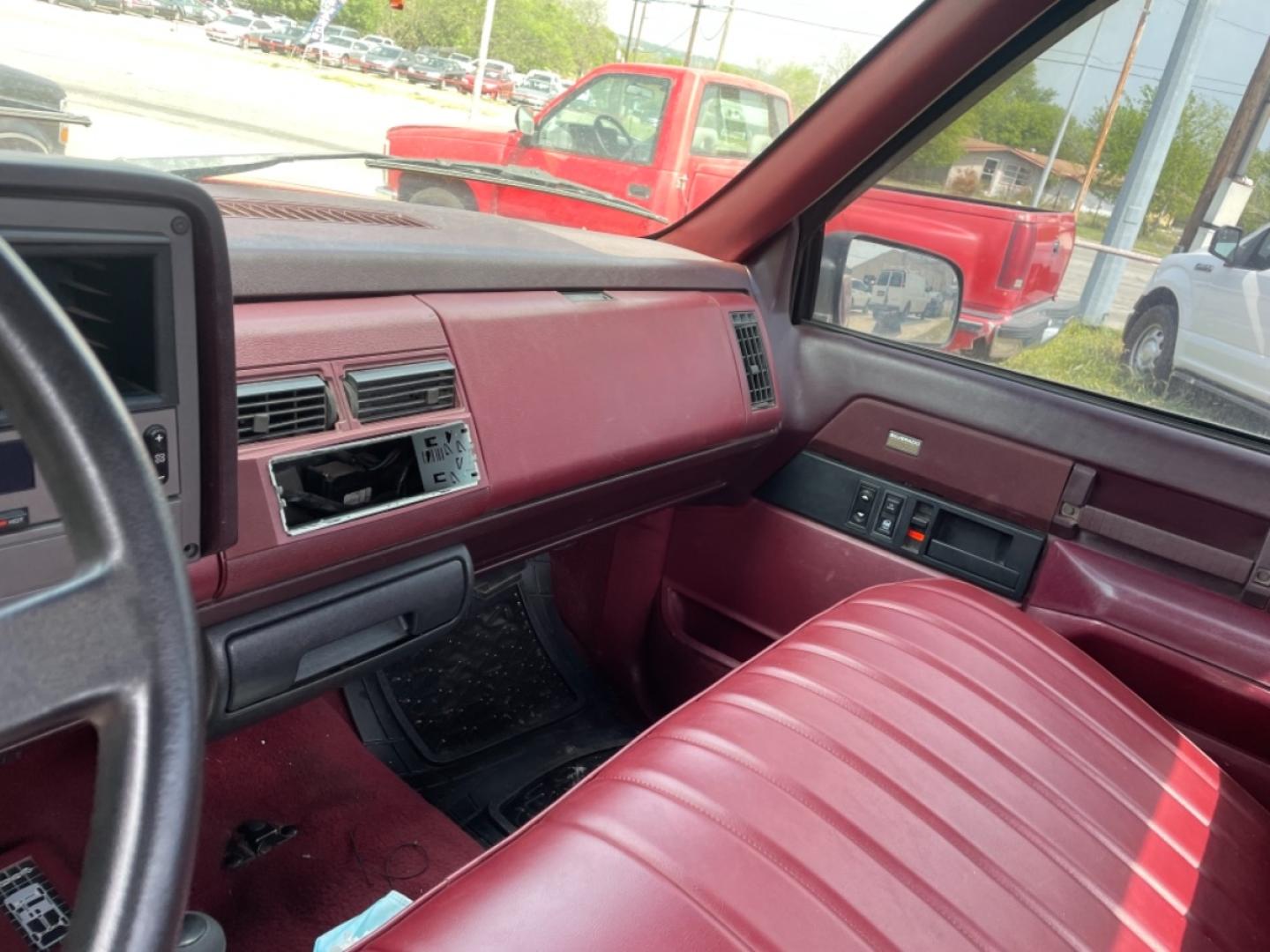 1989 Chevrolet C/K 1500 (1GCDK14K9KZ) with an 5.7L engine, Auto transmission, located at 1687 Business 35 S, New Braunfels, TX, 78130, (830) 625-7159, 29.655487, -98.051491 - Photo#5