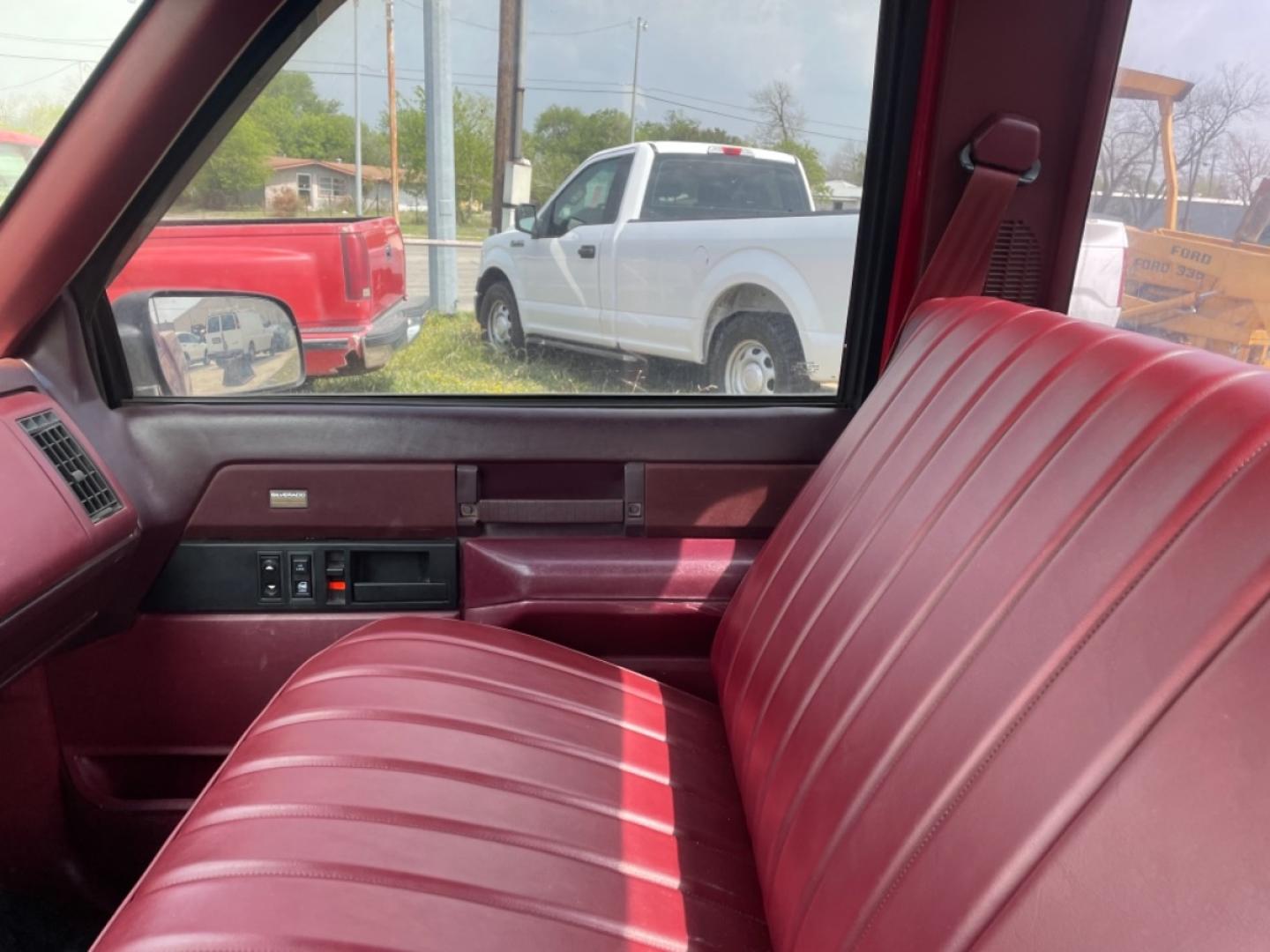 1989 Chevrolet C/K 1500 (1GCDK14K9KZ) with an 5.7L engine, Auto transmission, located at 1687 Business 35 S, New Braunfels, TX, 78130, (830) 625-7159, 29.655487, -98.051491 - Photo#6