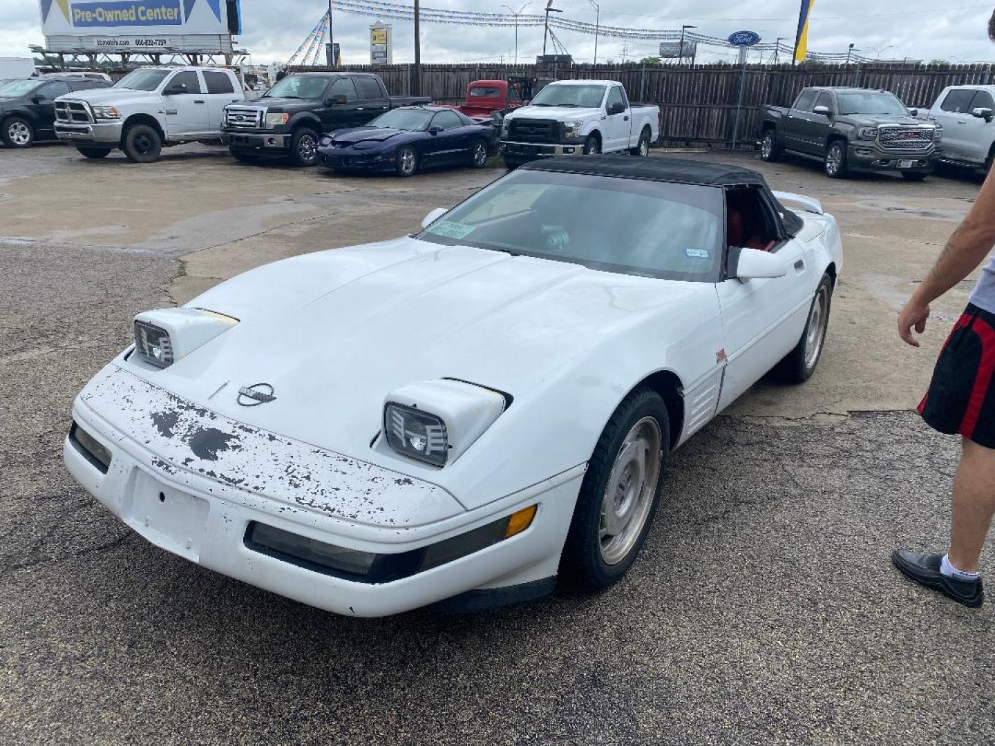 1991 White /Red Chevrolet Corvette Convertible (1G1YY3380M5) with an 5.7L V8 OHV 16V engine, located at 1687 Business 35 S, New Braunfels, TX, 78130, (830) 625-7159, 29.655487, -98.051491 - Photo#0