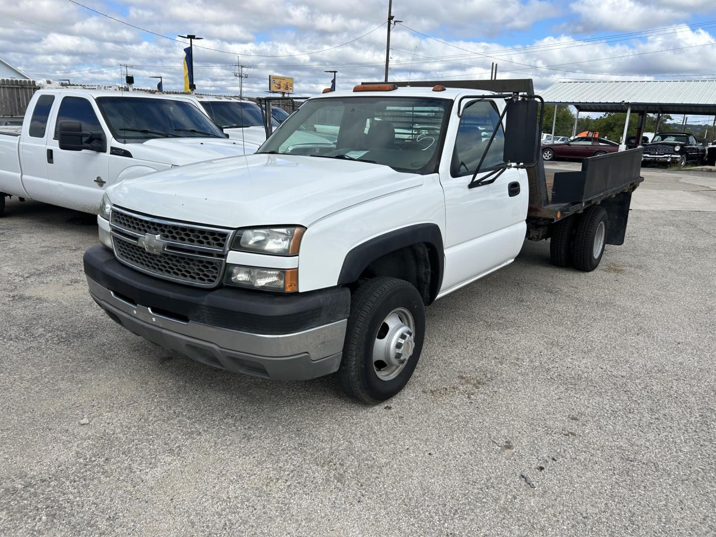 2005 White Chevrolet Silverado 3500 Regular Cab 2WD (1GBJC34275E) with an 6.6L V8 OHV 32V TURBO DIESEL engine, located at 1687 Business 35 S, New Braunfels, TX, 78130, (830) 625-7159, 29.655487, -98.051491 - Photo#0