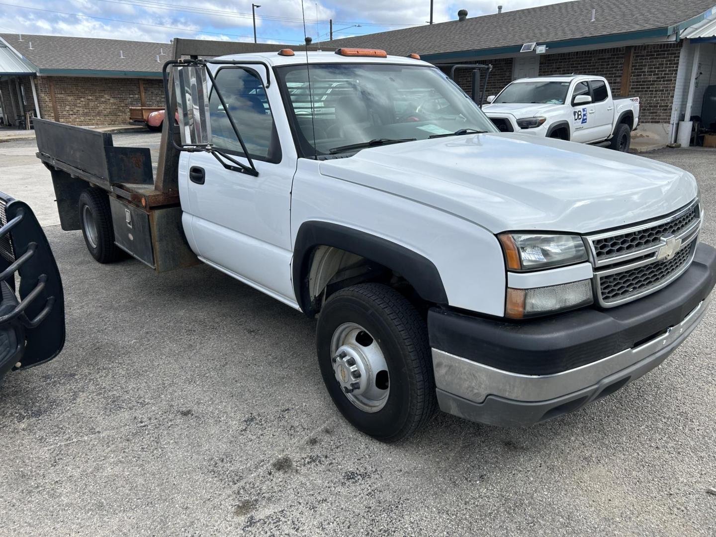 2005 White Chevrolet Silverado 3500 Regular Cab 2WD (1GBJC34275E) with an 6.6L V8 OHV 32V TURBO DIESEL engine, located at 1687 Business 35 S, New Braunfels, TX, 78130, (830) 625-7159, 29.655487, -98.051491 - Photo#2