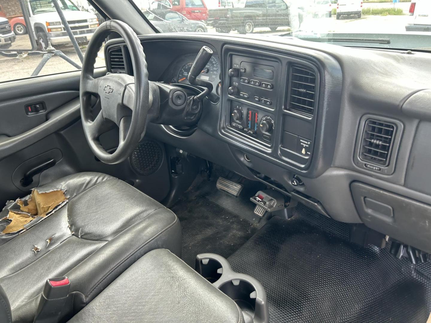 2005 White Chevrolet Silverado 3500 Regular Cab 2WD (1GBJC34275E) with an 6.6L V8 OHV 32V TURBO DIESEL engine, located at 1687 Business 35 S, New Braunfels, TX, 78130, (830) 625-7159, 29.655487, -98.051491 - Photo#3