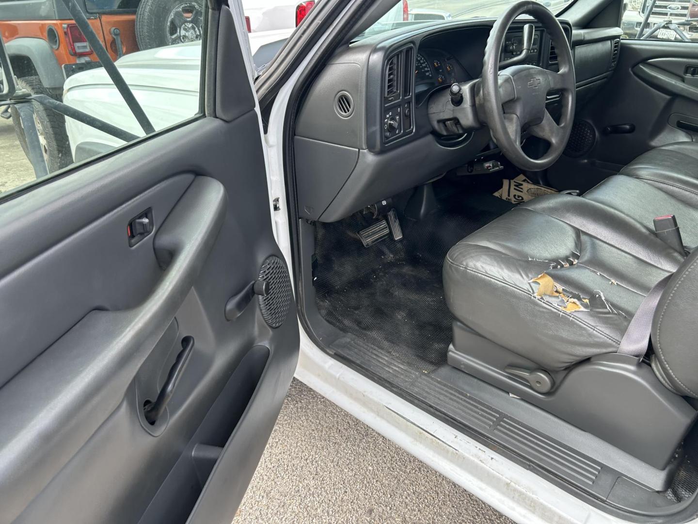 2005 White Chevrolet Silverado 3500 Regular Cab 2WD (1GBJC34275E) with an 6.6L V8 OHV 32V TURBO DIESEL engine, located at 1687 Business 35 S, New Braunfels, TX, 78130, (830) 625-7159, 29.655487, -98.051491 - Photo#7