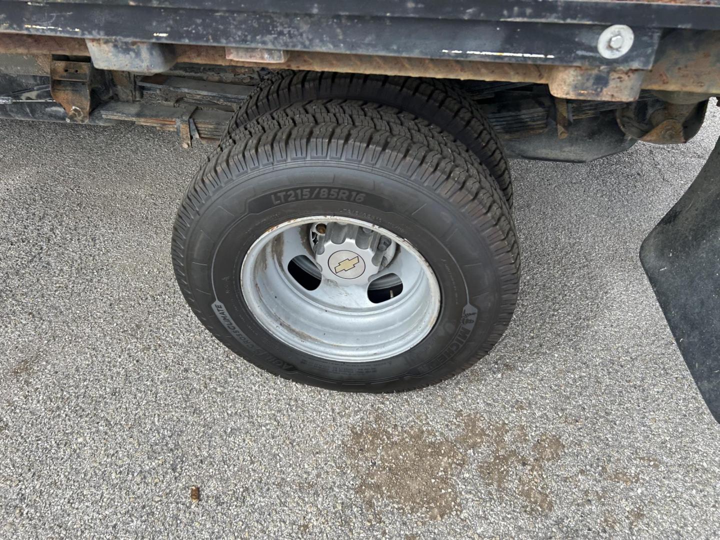 2005 White Chevrolet Silverado 3500 Regular Cab 2WD (1GBJC34275E) with an 6.6L V8 OHV 32V TURBO DIESEL engine, located at 1687 Business 35 S, New Braunfels, TX, 78130, (830) 625-7159, 29.655487, -98.051491 - Photo#8