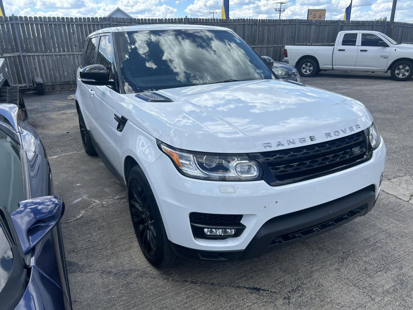 2015 White Land Rover Range Rover Sport Supercharged (SALWR2TF3FA) with an 5.0L V8 DOHC 32V SUPERCHARGED engine, 8-Speed Automatic transmission, located at 1687 Business 35 S, New Braunfels, TX, 78130, (830) 625-7159, 29.655487, -98.051491 - Photo#3