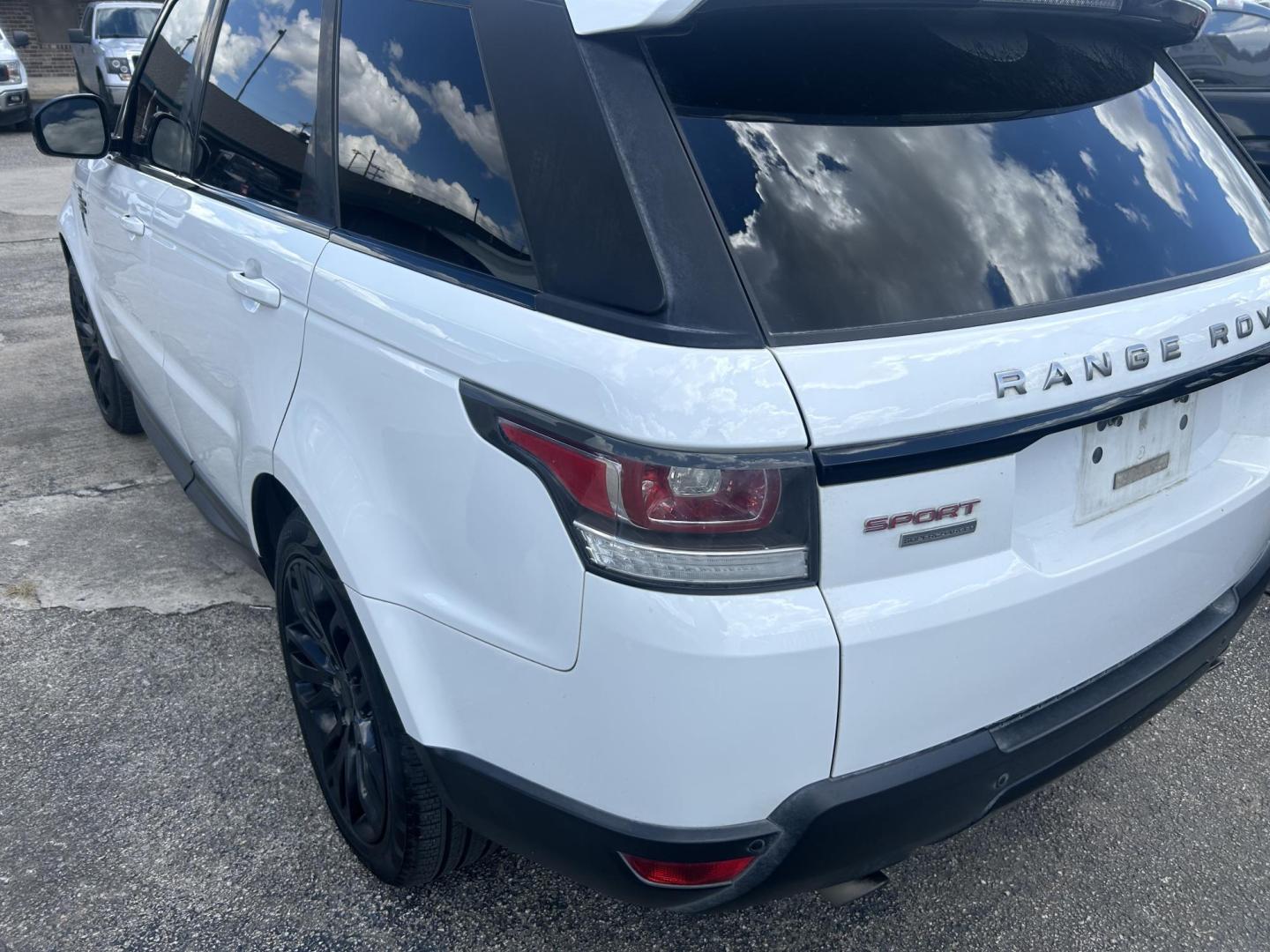 2015 White Land Rover Range Rover Sport Supercharged (SALWR2TF3FA) with an 5.0L V8 DOHC 32V SUPERCHARGED engine, 8-Speed Automatic transmission, located at 1687 Business 35 S, New Braunfels, TX, 78130, (830) 625-7159, 29.655487, -98.051491 - Photo#1