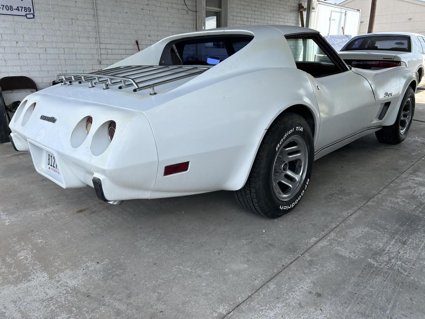 1976 White /Red Chevrolet Corvette Sting Ray (1Z37L6S4368) with an 350 V8 Chevrolet 350HP engine, Automatic transmission, located at 1687 Business 35 S, New Braunfels, TX, 78130, (830) 625-7159, 29.655487, -98.051491 - Photo#2