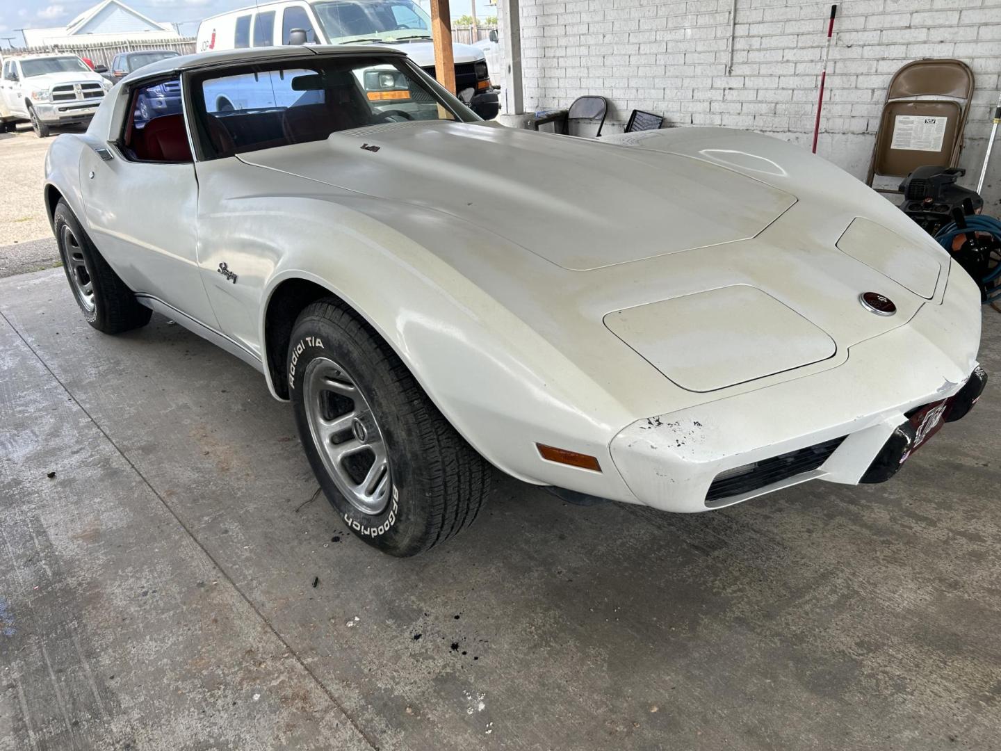 1976 White /Red Chevrolet Corvette Sting Ray (1Z37L6S4368) with an 350 V8 Chevrolet 350HP engine, Automatic transmission, located at 1687 Business 35 S, New Braunfels, TX, 78130, (830) 625-7159, 29.655487, -98.051491 - Photo#3