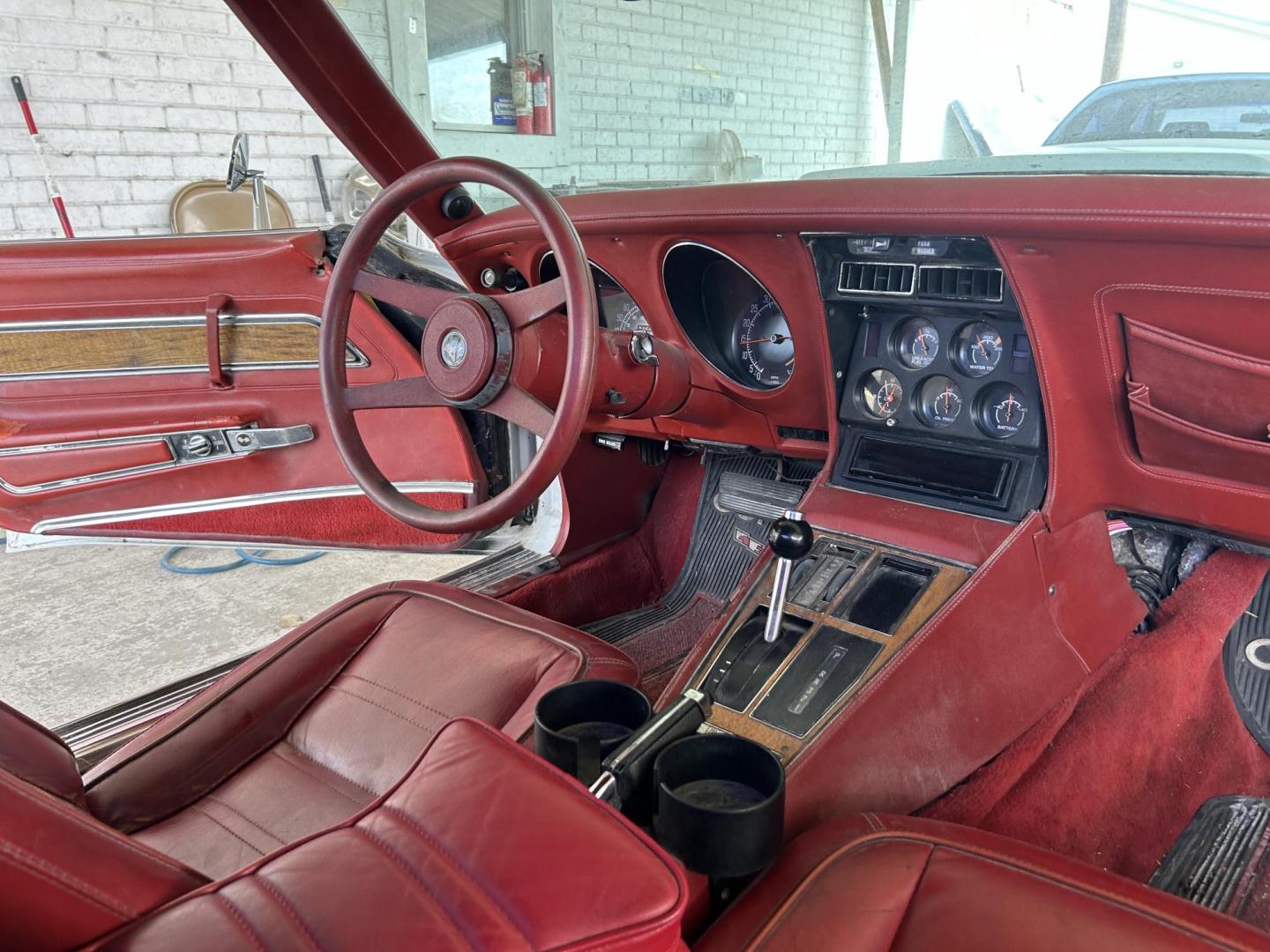 1976 White /Red Chevrolet Corvette Sting Ray (1Z37L6S4368) with an 350 V8 Chevrolet 350HP engine, Automatic transmission, located at 1687 Business 35 S, New Braunfels, TX, 78130, (830) 625-7159, 29.655487, -98.051491 - Photo#14