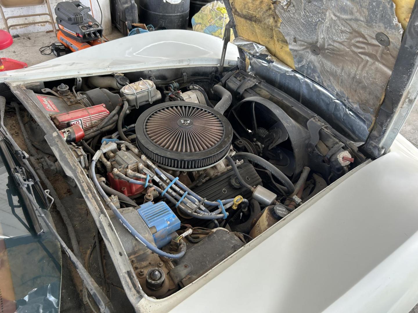 1976 White /Red Chevrolet Corvette Sting Ray (1Z37L6S4368) with an 350 V8 Chevrolet 350HP engine, Automatic transmission, located at 1687 Business 35 S, New Braunfels, TX, 78130, (830) 625-7159, 29.655487, -98.051491 - Photo#15