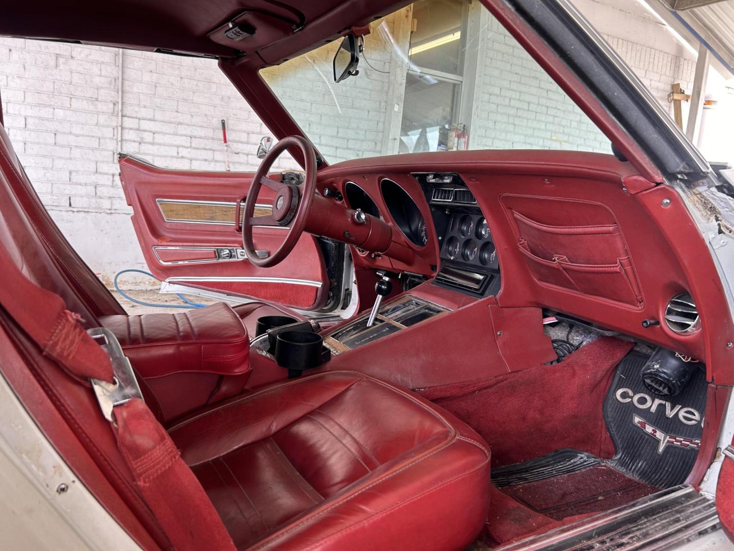 1976 White /Red Chevrolet Corvette Sting Ray (1Z37L6S4368) with an 350 V8 Chevrolet 350HP engine, Automatic transmission, located at 1687 Business 35 S, New Braunfels, TX, 78130, (830) 625-7159, 29.655487, -98.051491 - Photo#6