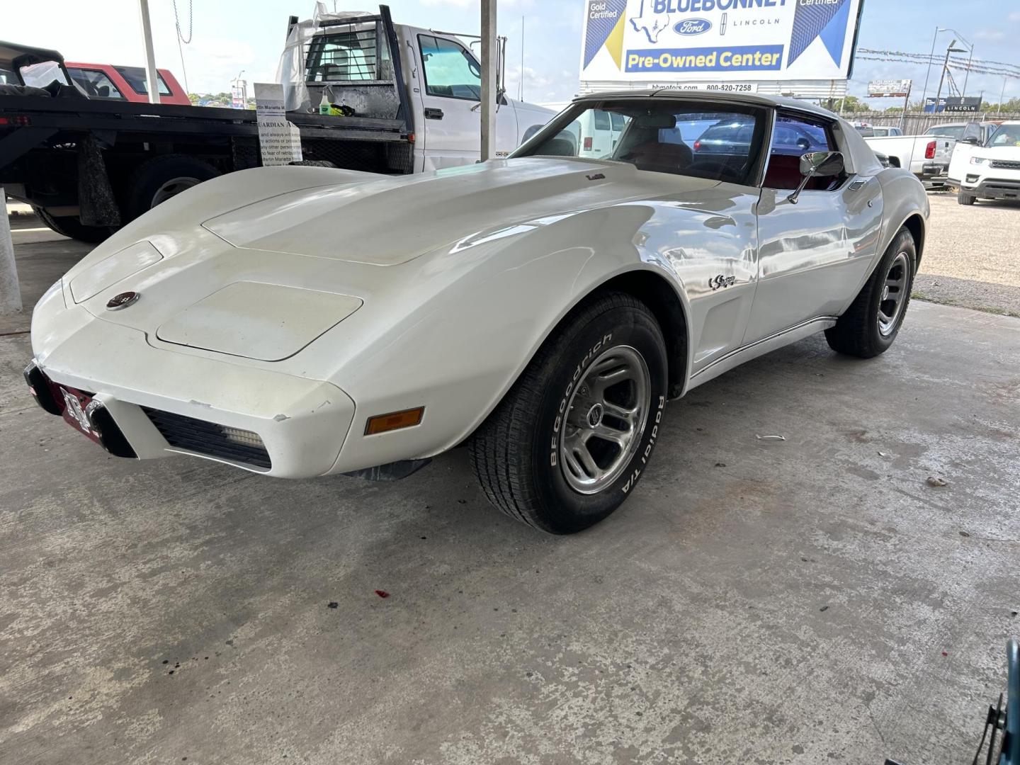 1976 White /Red Chevrolet Corvette Sting Ray (1Z37L6S4368) with an 350 V8 Chevrolet 350HP engine, Automatic transmission, located at 1687 Business 35 S, New Braunfels, TX, 78130, (830) 625-7159, 29.655487, -98.051491 - Photo#0