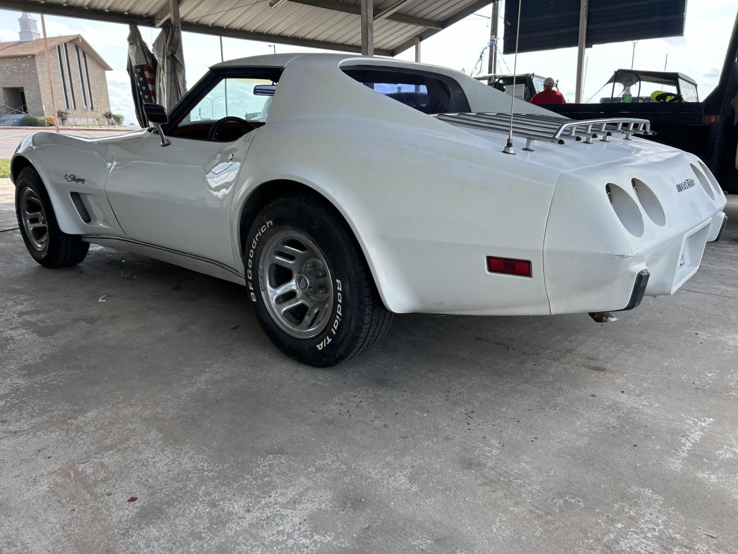 1976 White /Red Chevrolet Corvette Sting Ray (1Z37L6S4368) with an 350 V8 Chevrolet 350HP engine, Automatic transmission, located at 1687 Business 35 S, New Braunfels, TX, 78130, (830) 625-7159, 29.655487, -98.051491 - Photo#1