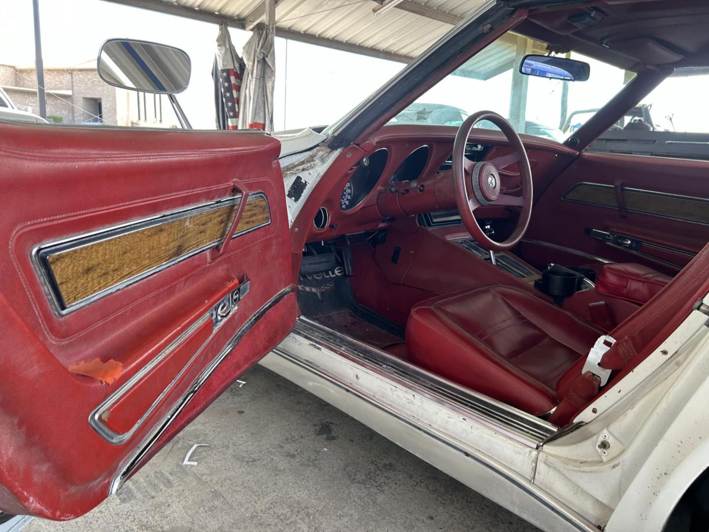 1976 White /Red Chevrolet Corvette Sting Ray (1Z37L6S4368) with an 350 V8 Chevrolet 350HP engine, Automatic transmission, located at 1687 Business 35 S, New Braunfels, TX, 78130, (830) 625-7159, 29.655487, -98.051491 - Photo#4