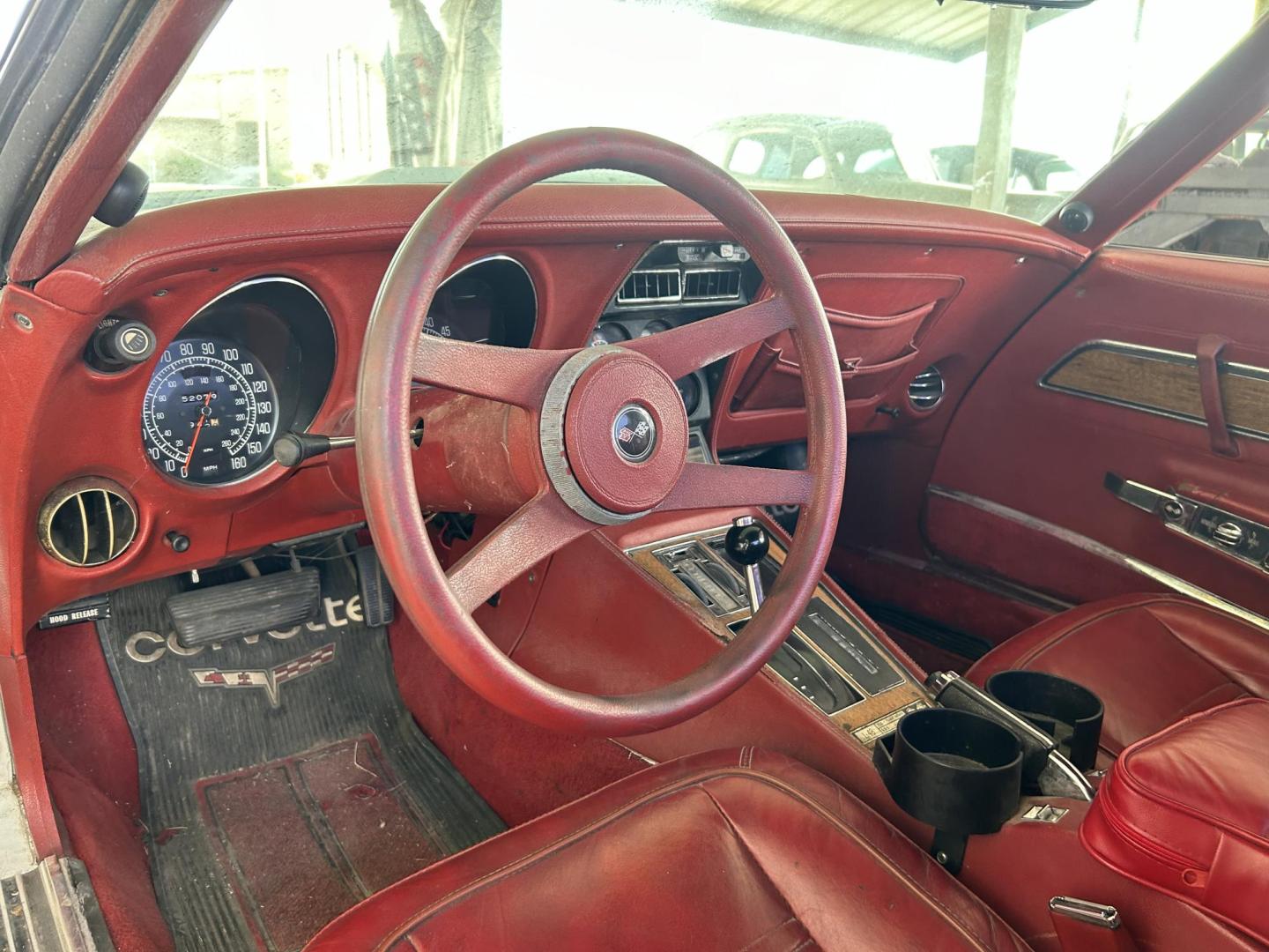 1976 White /Red Chevrolet Corvette Sting Ray (1Z37L6S4368) with an 350 V8 Chevrolet 350HP engine, Automatic transmission, located at 1687 Business 35 S, New Braunfels, TX, 78130, (830) 625-7159, 29.655487, -98.051491 - Photo#7