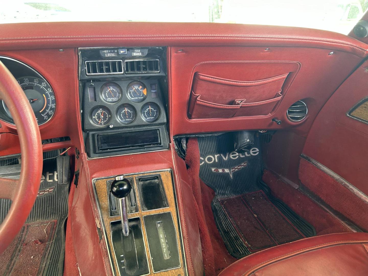 1976 White /Red Chevrolet Corvette Sting Ray (1Z37L6S4368) with an 350 V8 Chevrolet 350HP engine, Automatic transmission, located at 1687 Business 35 S, New Braunfels, TX, 78130, (830) 625-7159, 29.655487, -98.051491 - Photo#8