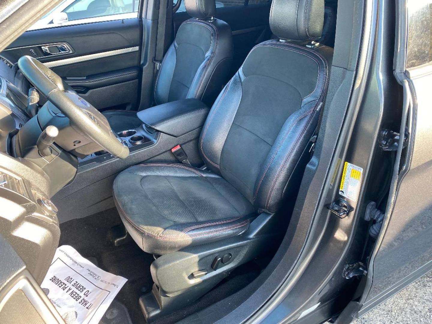 2019 Grey /Black Ford Explorer XLT FWD (1FM5K7D81KG) with an 3.5L V6 DOHC 24V engine, 6A transmission, located at 1687 Business 35 S, New Braunfels, TX, 78130, (830) 625-7159, 29.655487, -98.051491 - Photo#3