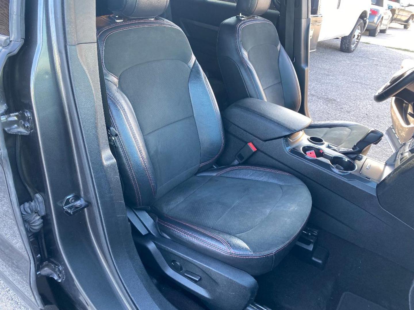 2019 Grey /Black Ford Explorer XLT FWD (1FM5K7D81KG) with an 3.5L V6 DOHC 24V engine, 6A transmission, located at 1687 Business 35 S, New Braunfels, TX, 78130, (830) 625-7159, 29.655487, -98.051491 - Photo#4