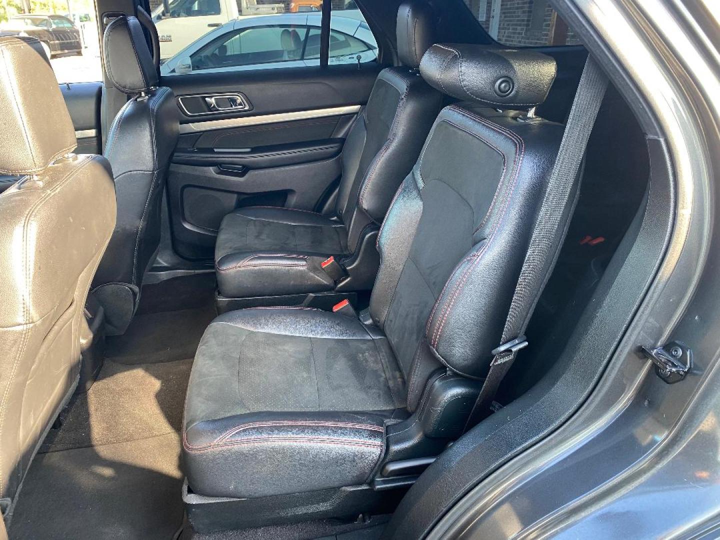 2019 Grey /Black Ford Explorer XLT FWD (1FM5K7D81KG) with an 3.5L V6 DOHC 24V engine, 6A transmission, located at 1687 Business 35 S, New Braunfels, TX, 78130, (830) 625-7159, 29.655487, -98.051491 - Photo#5