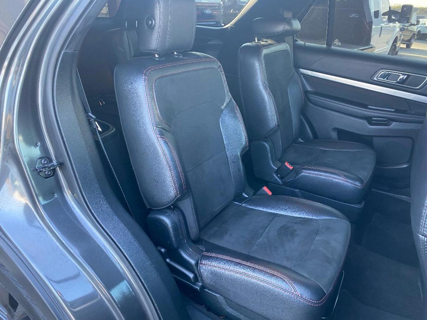 2019 Grey /Black Ford Explorer XLT FWD (1FM5K7D81KG) with an 3.5L V6 DOHC 24V engine, 6A transmission, located at 1687 Business 35 S, New Braunfels, TX, 78130, (830) 625-7159, 29.655487, -98.051491 - Photo#7