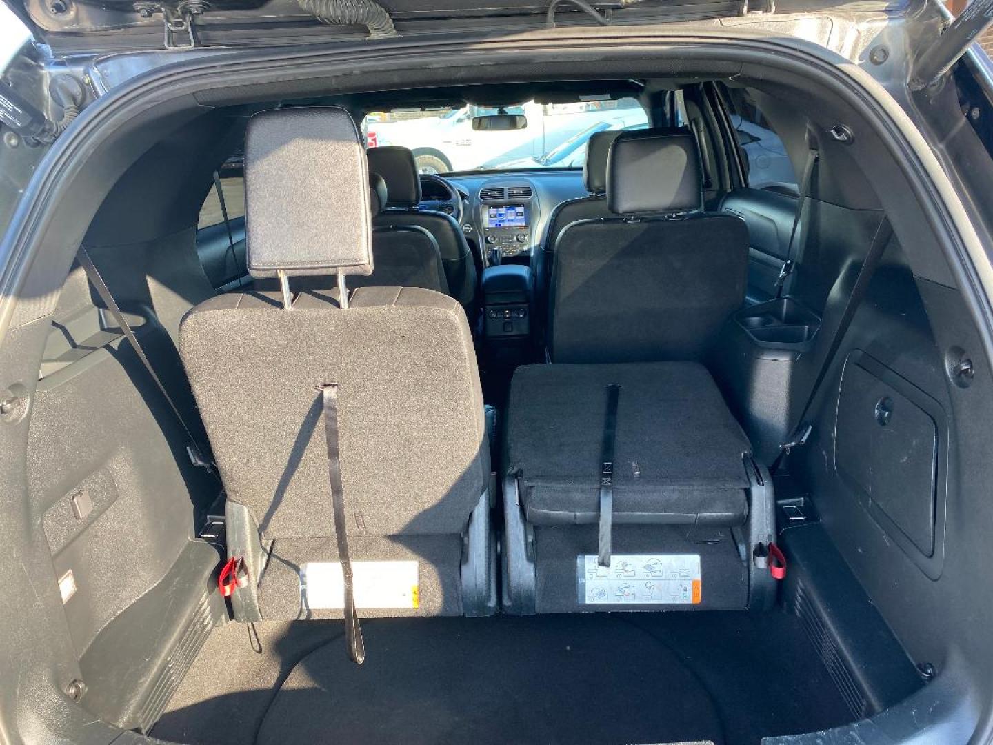 2019 Grey /Black Ford Explorer XLT FWD (1FM5K7D81KG) with an 3.5L V6 DOHC 24V engine, 6A transmission, located at 1687 Business 35 S, New Braunfels, TX, 78130, (830) 625-7159, 29.655487, -98.051491 - Photo#8