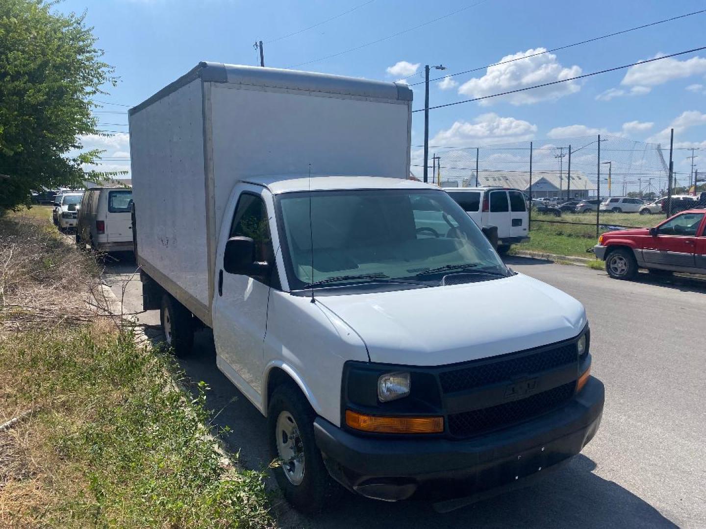 2016 Chevrolet Express G3500 139" (1GB0GRFF9G1) with an 4.8L V8 FFV engine, 6A transmission, located at 1687 Business 35 S, New Braunfels, TX, 78130, (830) 625-7159, 29.655487, -98.051491 - Photo#4